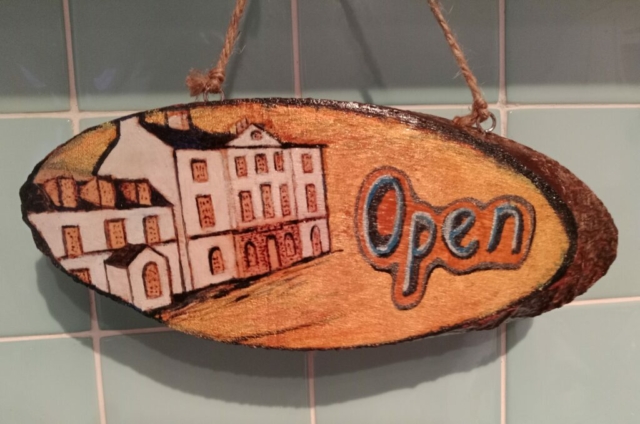 Open and closed sign for the Courtyard gift shop, Inveraray